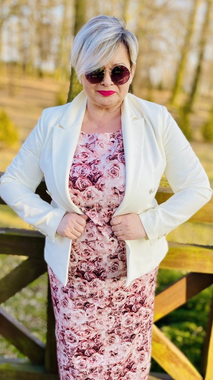 Sukienka midi plus size 58/60 w kwiatowy wzór to idealne połączenie kobiecego stylu i komfortu. Długość midi optycznie wysmukla sylwetkę, a delikatny print kwiatowy dodaje lekkości i świeżości całej stylizacji.