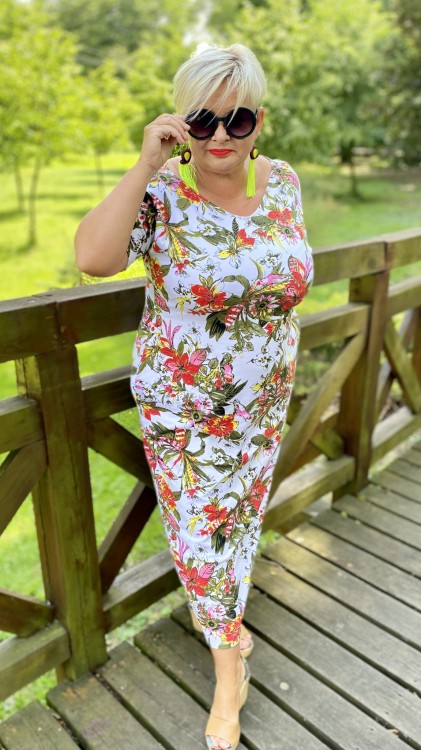 Kolorowa sukienka midi plus size 58/60 z bawełny we wzór papugi.