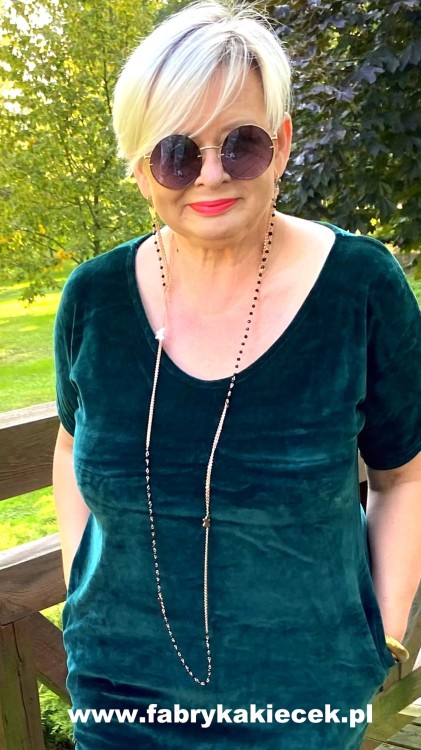Welurowa sukienka 58/60 w odcieniu butelkowej zieleni. Elastyczna, miękka i bardzo elegancka.