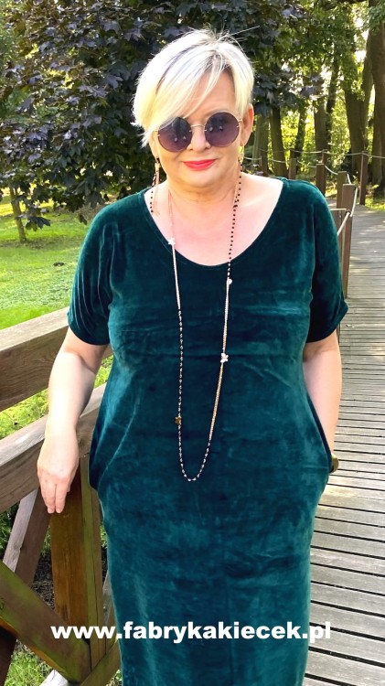 Welurowa sukienka 58/60 w odcieniu butelkowej zieleni. Elastyczna, miękka i bardzo elegancka.