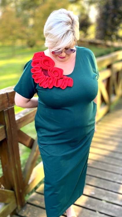 Sukienka 50/52, biust 124/126 cm  z polskiej dzianiny dresówki, 95% bawełny, prosta, elegancka, z kieszeniami, uniwersalna, GŁADKA ZIELONA