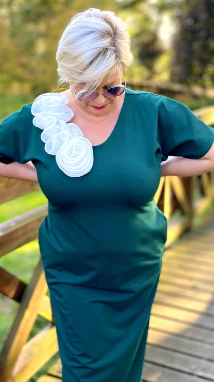 Sukienka 50/52, biust 124/126 cm  z polskiej dzianiny dresówki, 95% bawełny, prosta, elegancka, z kieszeniami, uniwersalna, GŁADKA ZIELONA