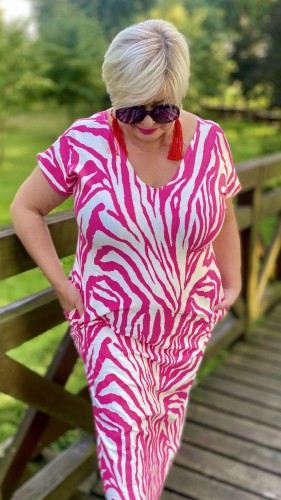 Sukienka  MIDI elastyczna, całoroczna 36/38, z kieszeniami, bawełna 95%, fason prosty, klasyczny,  idealna na większy biust, RÓŻOWA ZEBRA